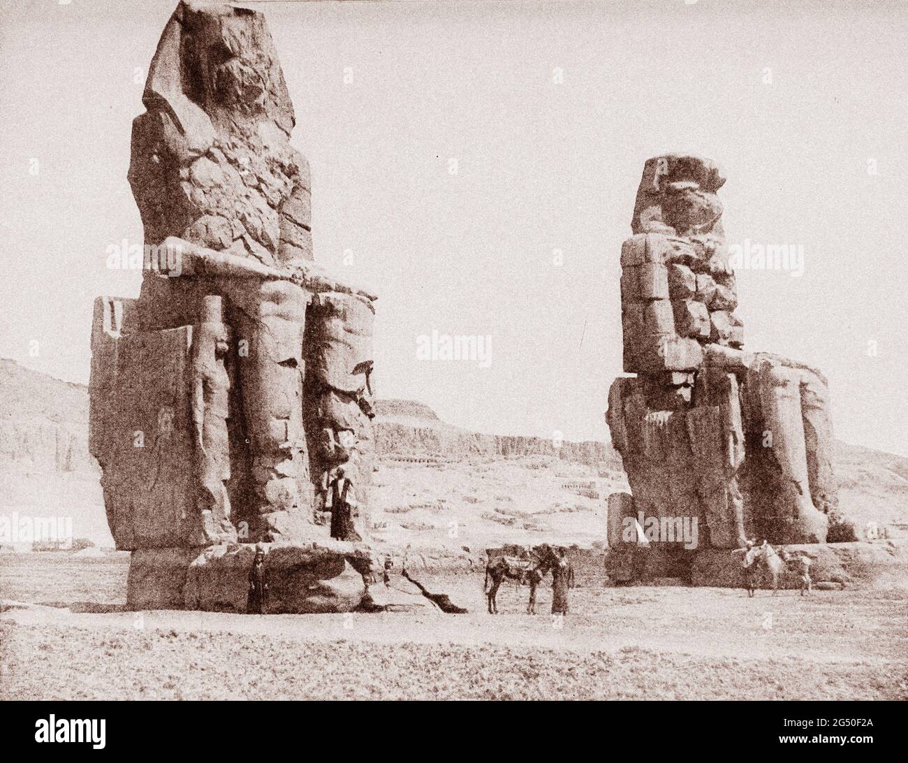 Égypte ancienne. Période Empire. Statues colossales en pierres à Gritstone d'Amenhotep III (Memnon Colossi). 1912 illustration de livre ils se tiennent sur le plai occidental Banque D'Images