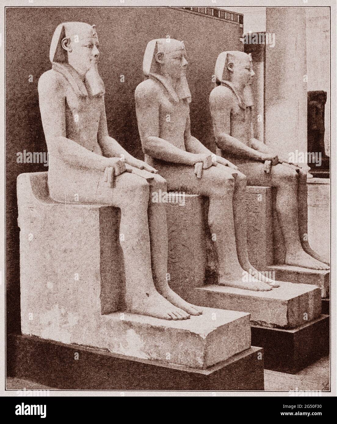 Égypte ancienne. Royaume du milieu, la douzième dynastie. Trois des dix statues en calcaire d'Amenemhet I, trouvées dans sa pyramide de Lisht. (Musée du Caire). Banque D'Images