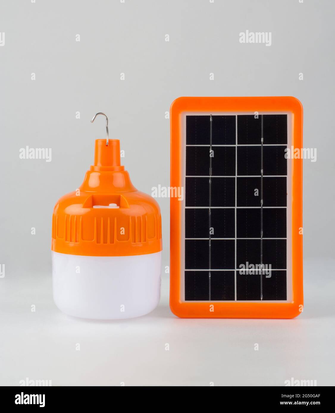 Ampoule avec panneau de cellule solaire isolée sur fond blanc Banque D'Images