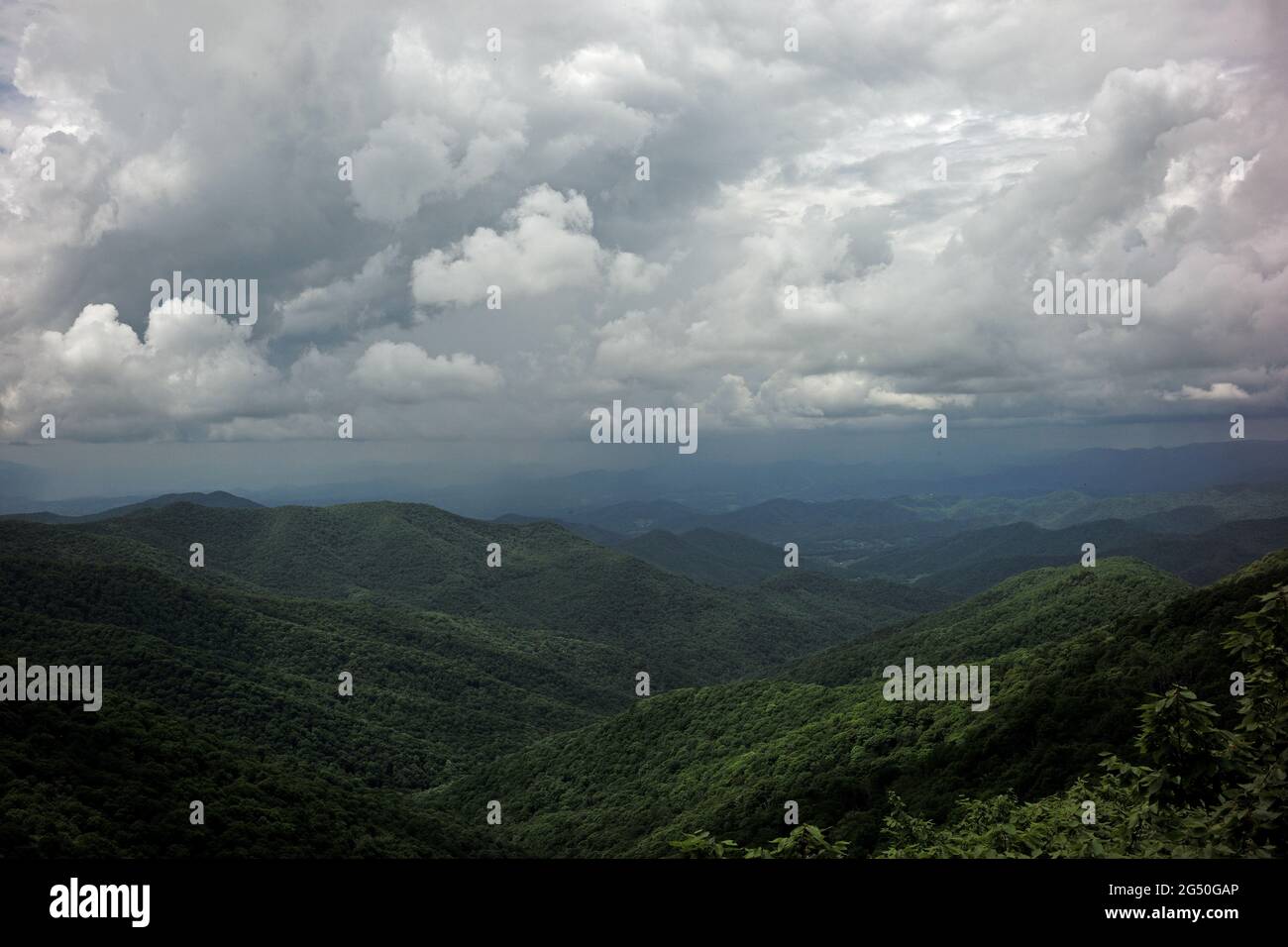 Nuages au-dessus de la Caroline du Nord vus de la Blue Ridge Parkway près d'Asheville. Banque D'Images