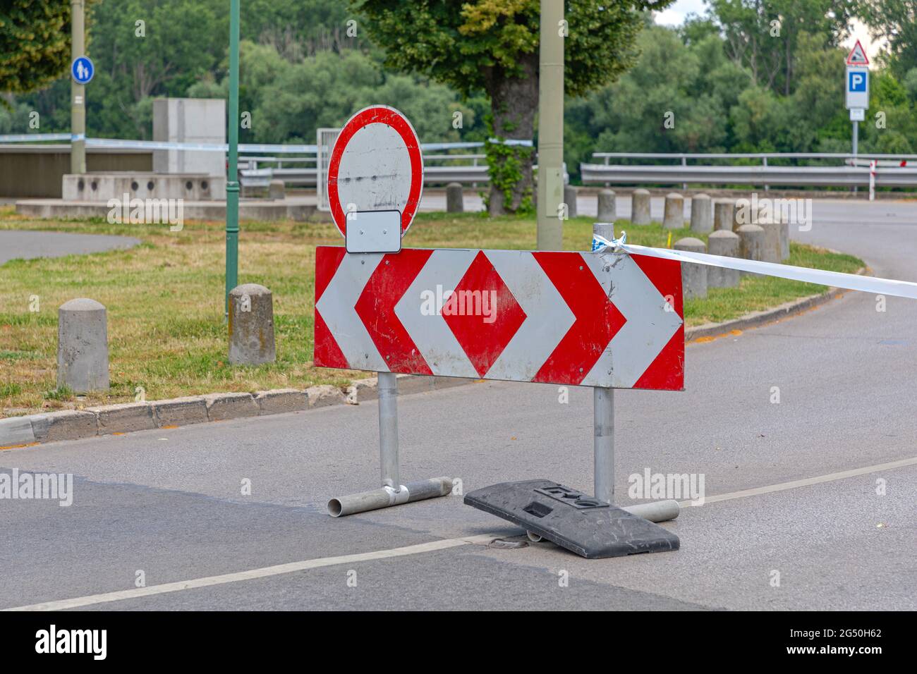 Panneau barrière au milieu de la rue fermeture temporaire de la route Banque D'Images