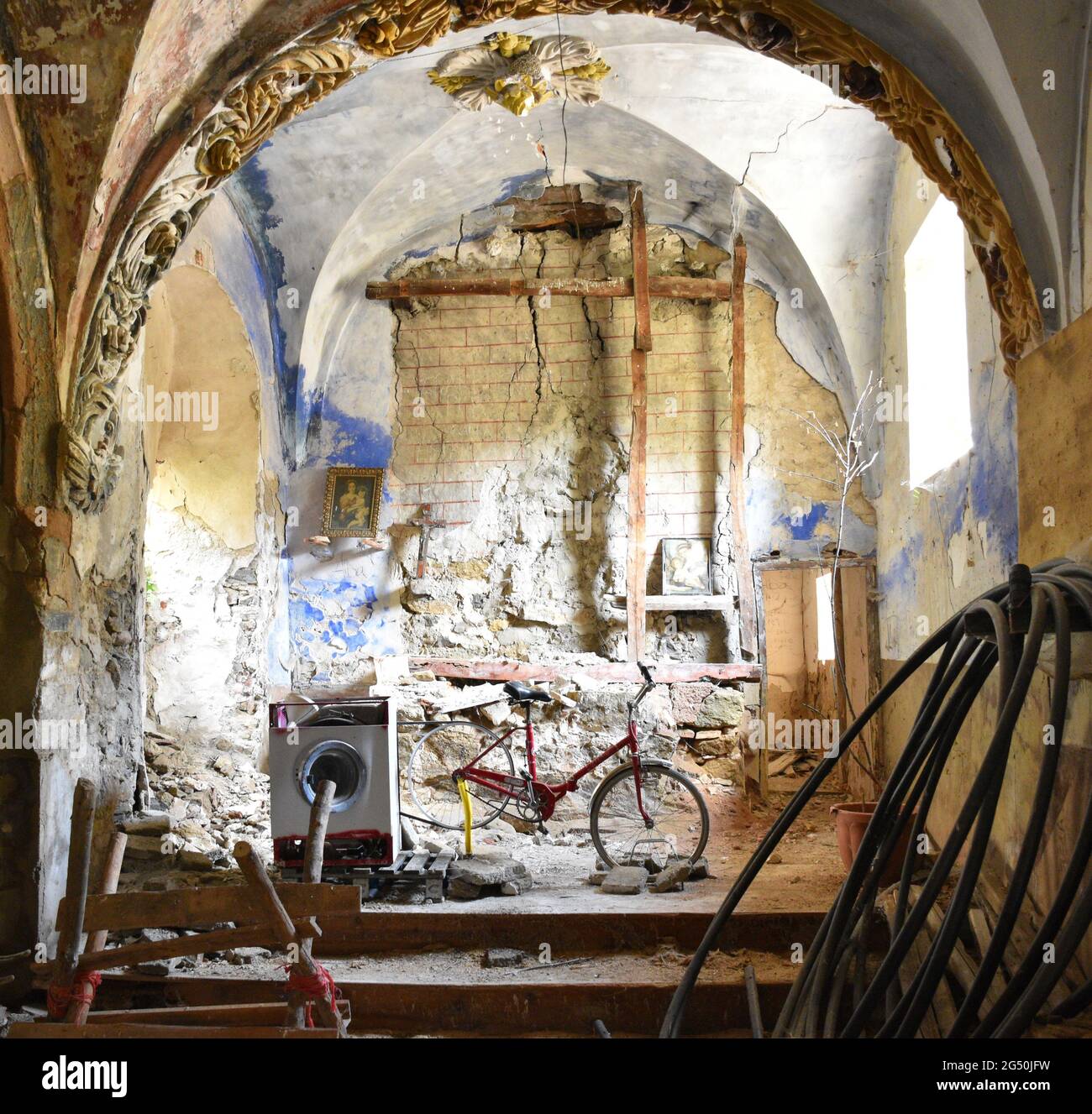 Espagne rurale. Église en plus état avec le retable principal pillé. Vélo avec chaîne pour agir comme un lave-linge manuel. Villarijo, Soria, Espagne. Banque D'Images