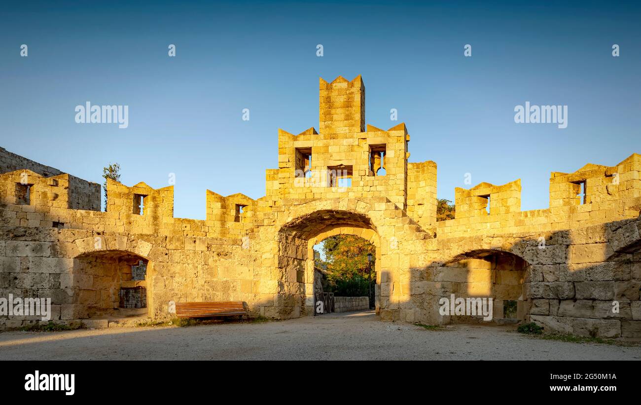 Saint Paul's Gate est l'une des nombreuses portes de la ville sur le mur de la vieille ville de Rhodes en Grèce. Banque D'Images