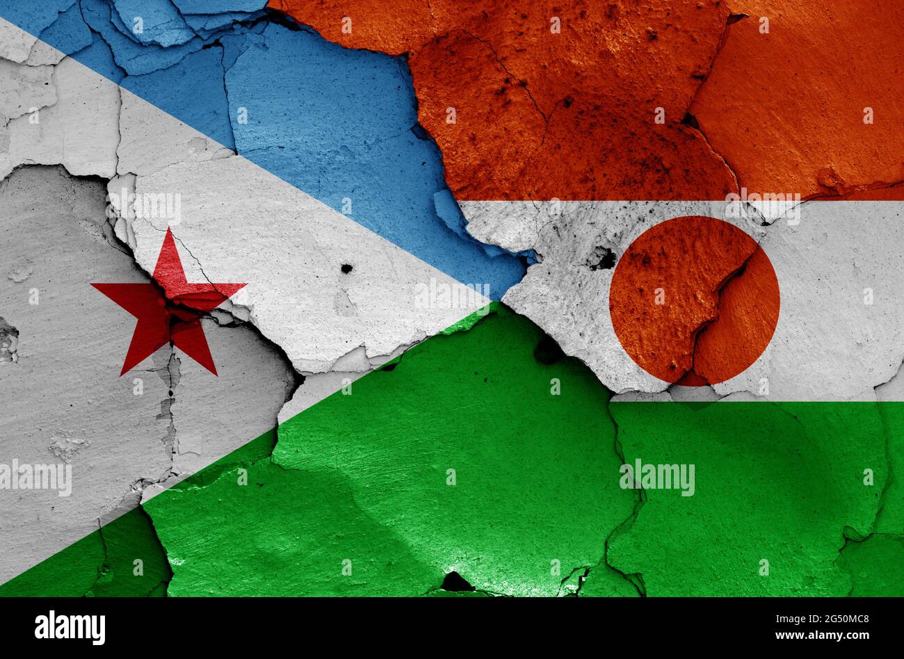 Drapeaux de Djibouti et du Niger peints sur un mur fissuré Banque D'Images