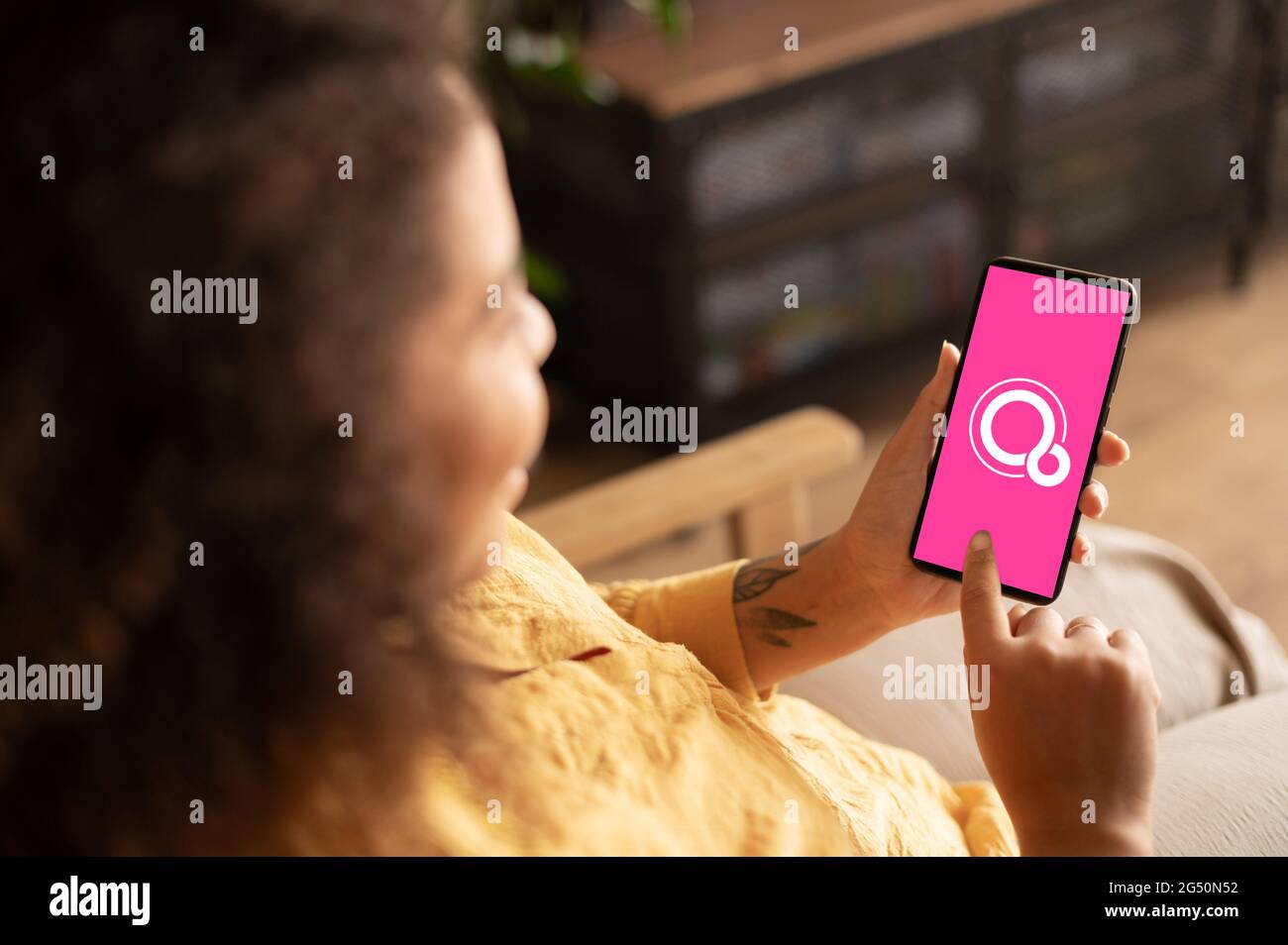 Kiev, Ukraine - 05 mai 2021: Smartphone entre des mains féminines avec Google Fuchsia OS sur l'écran Banque D'Images