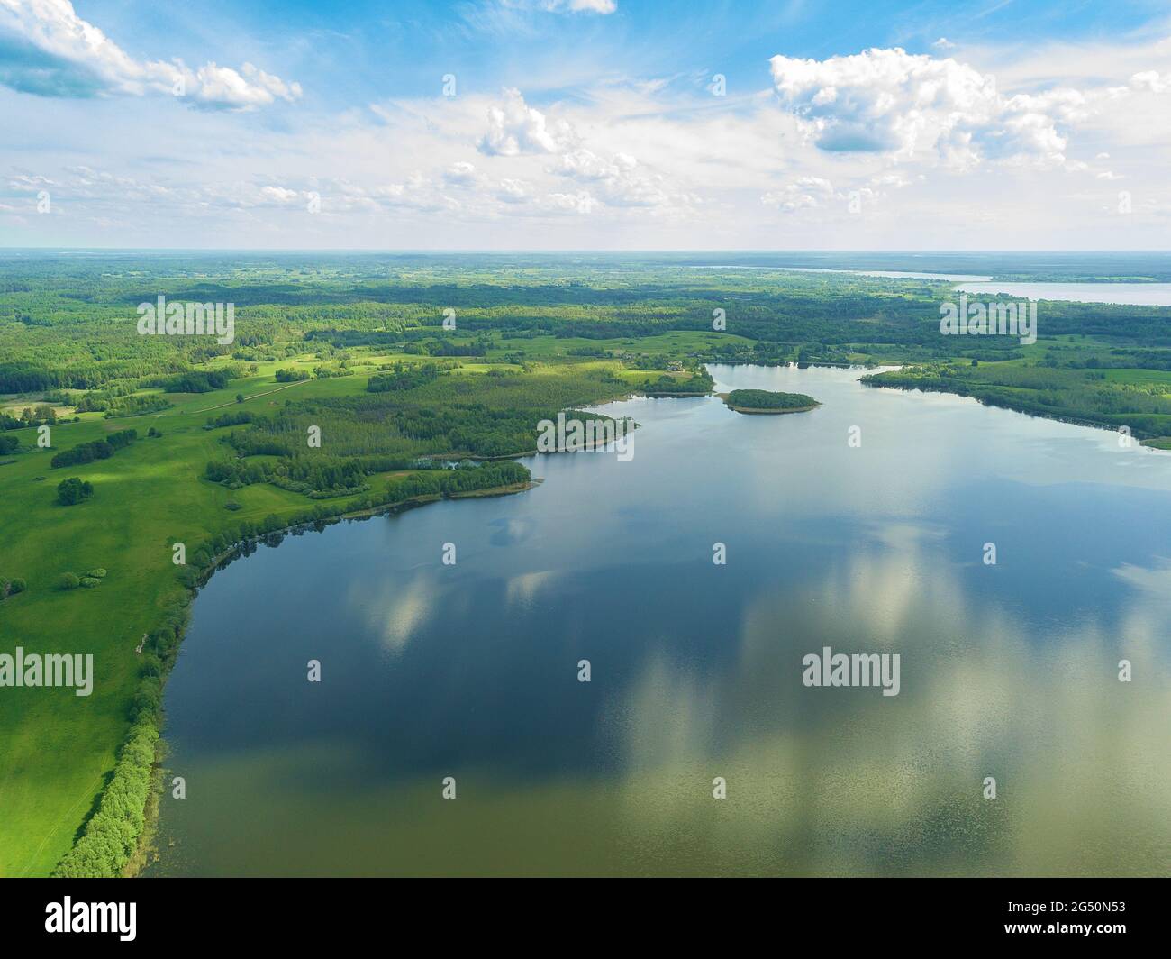 Magnifique paysage sur les lacs de Braslav d'un drone sur une journée ensoleillée avec un ciel avec des nuages, Biélorussie Banque D'Images