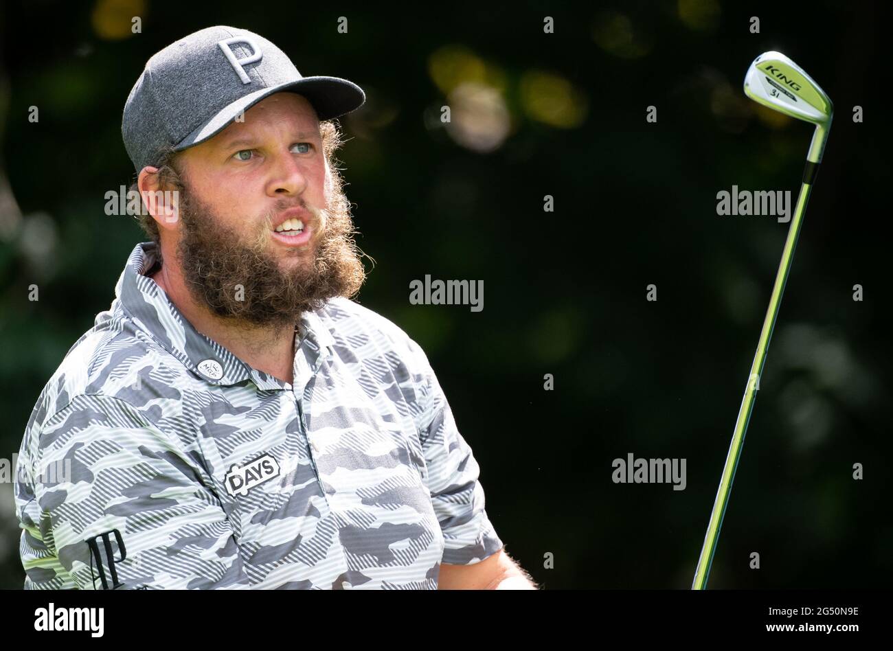 Moosinning, Allemagne. 24 juin 2021. Golf: Circuit européen - International Open, singles, Men, 1er tour. Andrew Johnston, d'Angleterre, regarde son tee-shirt. Credit: Sven Hoppe/dpa/Alay Live News Banque D'Images