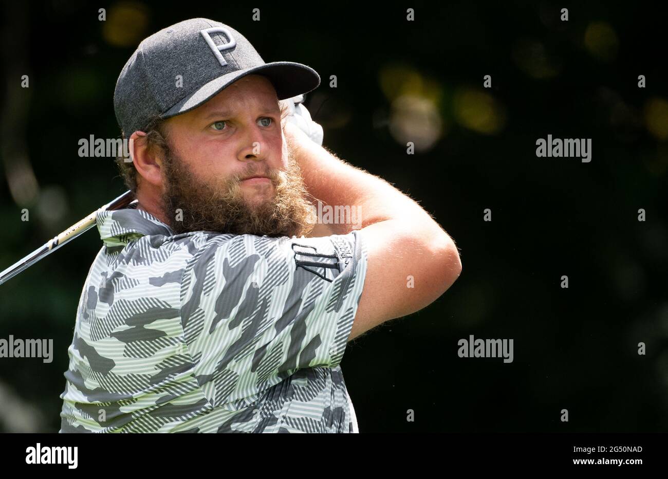 Moosinning, Allemagne. 24 juin 2021. Golf: Circuit européen - International Open, singles, Men, 1er tour. Andrew Johnston, d'Angleterre, regarde son tee-shirt. Credit: Sven Hoppe/dpa/Alay Live News Banque D'Images