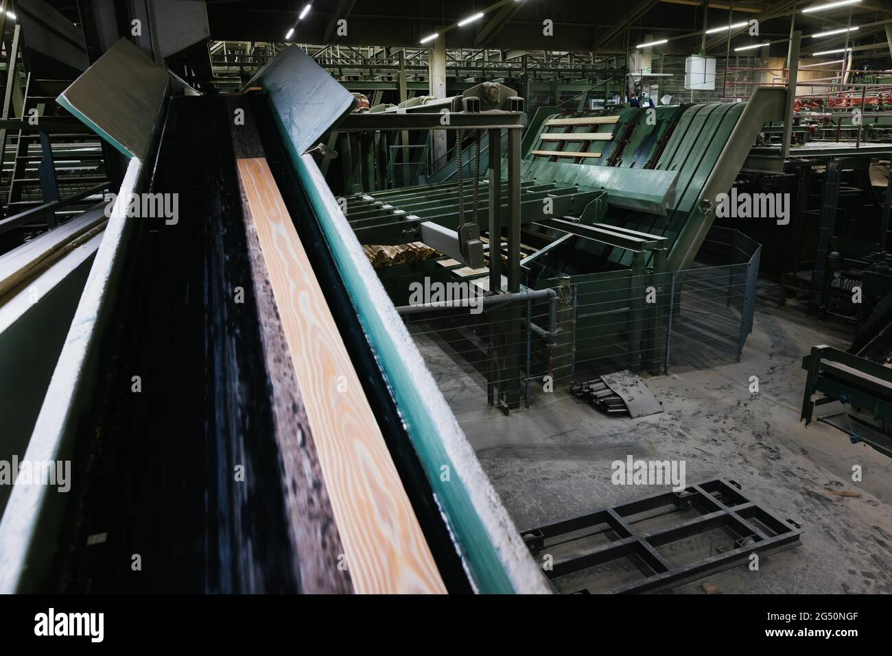 Hausach, Allemagne. 07e juin 2021. Les planches passent par la ligne de coupe dans les locaux d'une scierie. Les prix du bois sur le marché mondial ont fortement augmenté ces derniers temps, et ce changement se fait également sentir dans les Scieries du sud-ouest. Credit: Philipp von Ditfurth/dpa/Alay Live News Banque D'Images