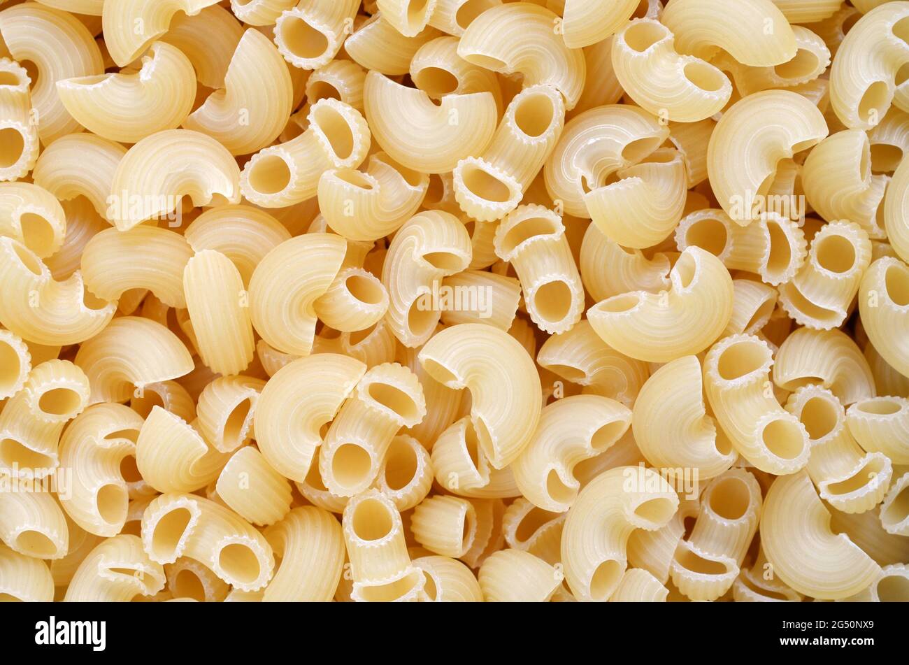 Macaroni piqué non cuit utilisé comme texture d'arrière-plan, vue de dessus. Banque D'Images