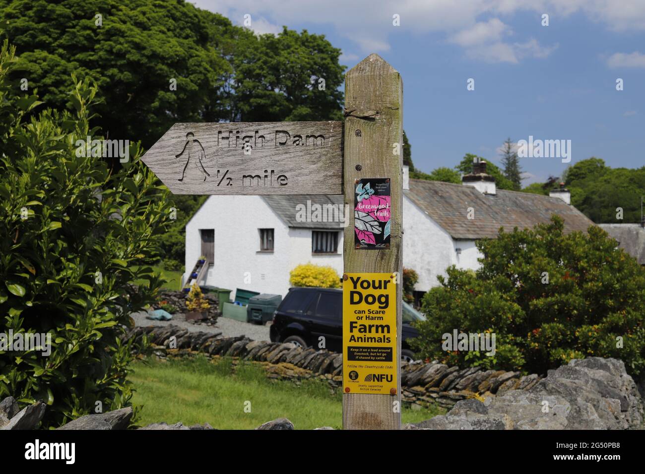 Panneau de direction en bois pour High Dam, Finsthwaite dans le district de English Lake Banque D'Images