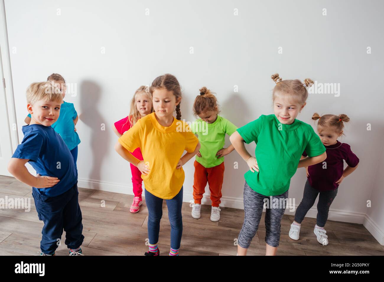 Groupe d'enfants faisant de la gymnastique à la maternelle ou à la garderie Banque D'Images