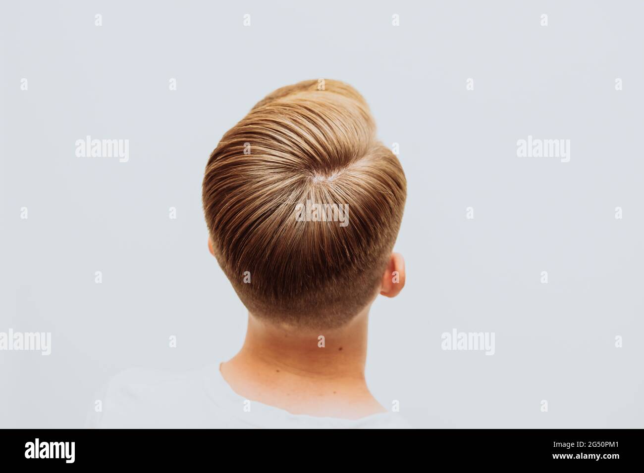 Coupe de cheveux et coiffage pour hommes sur fond blanc. Banque D'Images