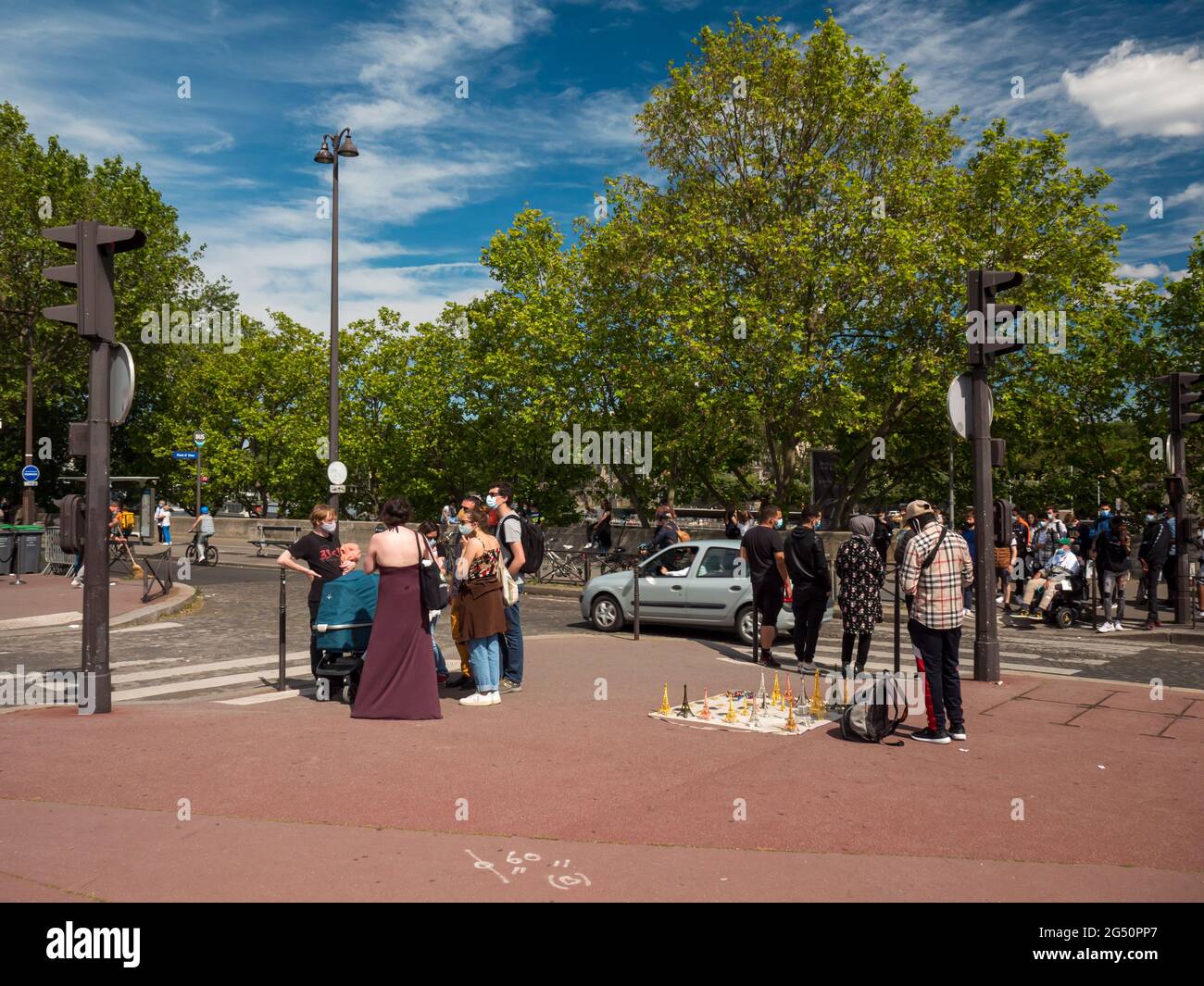 Paris, France, mai 2021. La vie quotidienne dans les rues de Paris, des souvenirs peuvent être achetés dans la rue littéralement sur le trottoir Banque D'Images