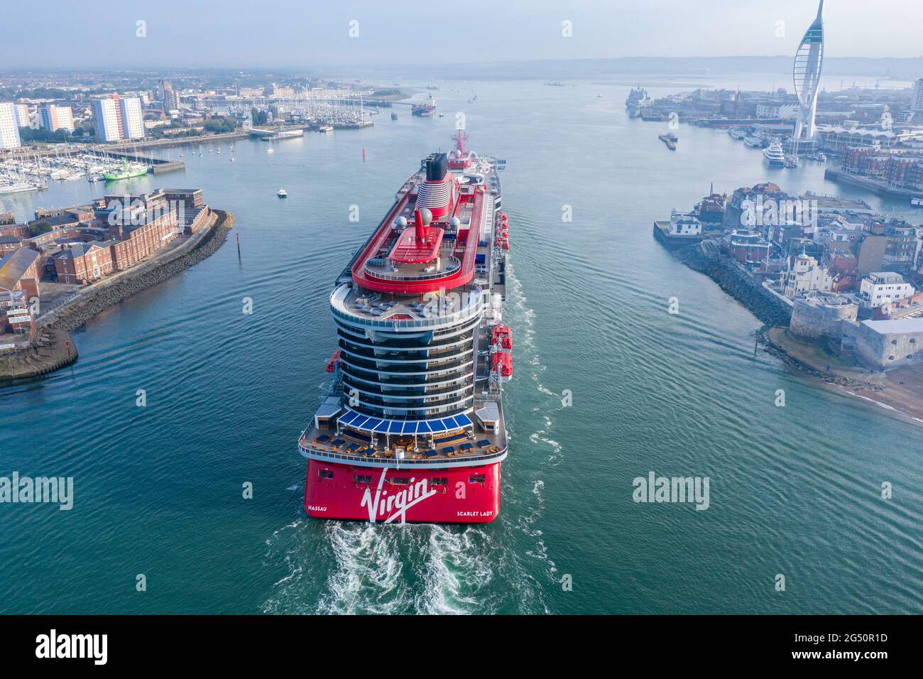 Scarlet Lady est un bateau de croisière exploité par Virgin Voyages. La dame écarlate arrive au port international de Portsmouth un matin ensoleillé. Banque D'Images