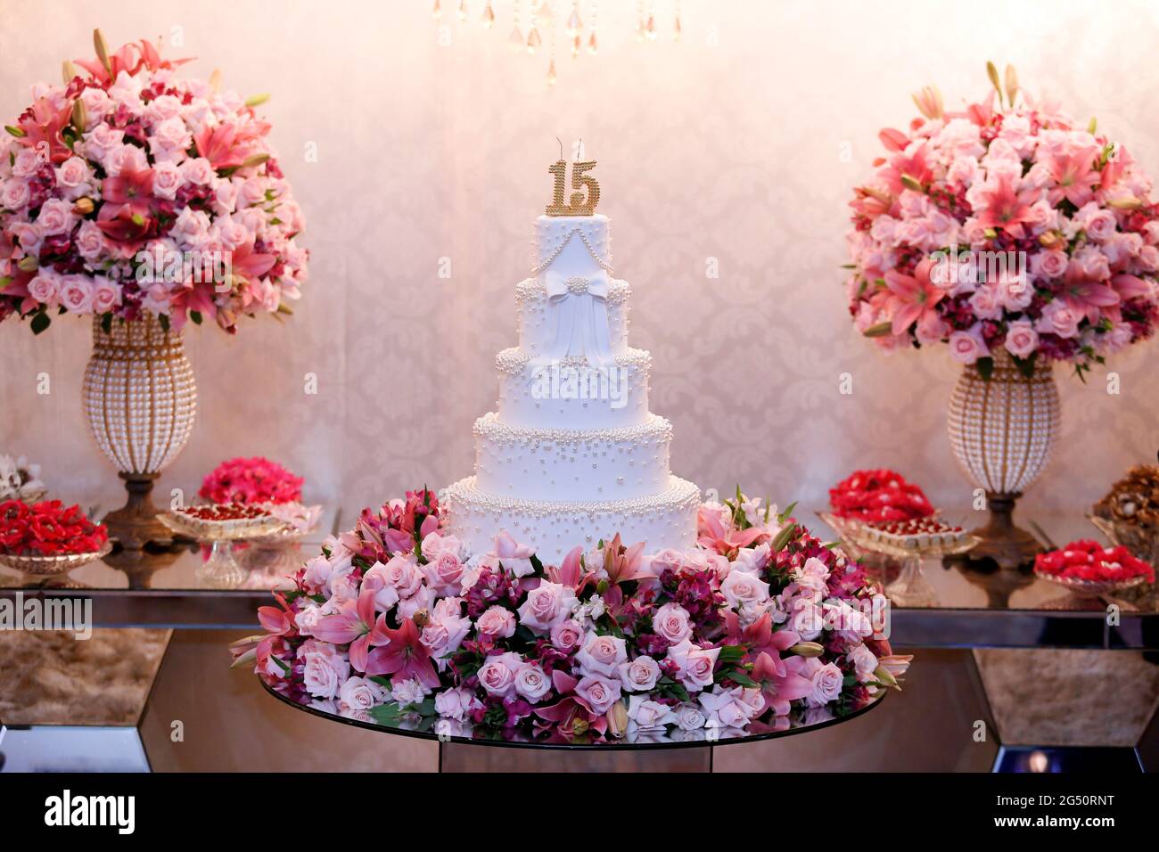 Gateau De Fete Blanc 15e Anniversaire Avec Le Numero D Argent Quinze Gateau Blanc Gateau D Anniversaire De 15 Ans Photo Stock Alamy