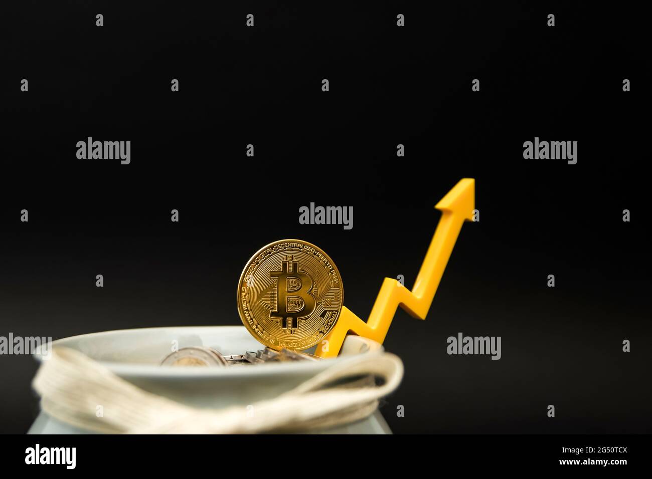 Prix de la crypto-monnaie. Fluctuations et prévisions du taux de crypto- monnaie. La pièce en bitcoin sur le tableau des prix pointe vers le haut.  Sur fond noir, copier Photo Stock - Alamy