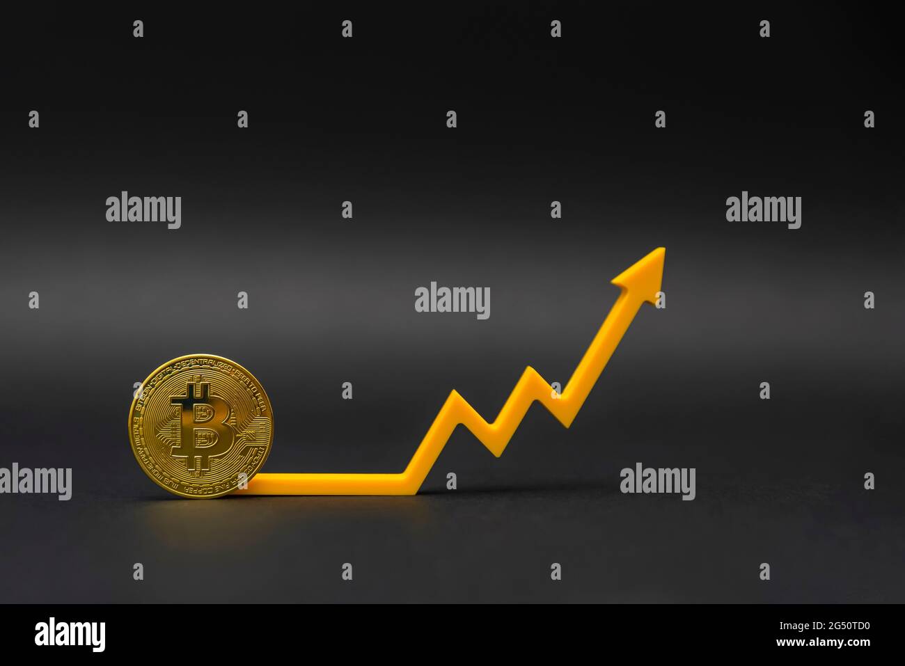 Prix de la crypto-monnaie. Fluctuations et prévisions du taux de crypto-monnaie.  La pièce en bitcoin sur le tableau des prix pointe vers le haut. Sur fond  noir, copier Photo Stock - Alamy