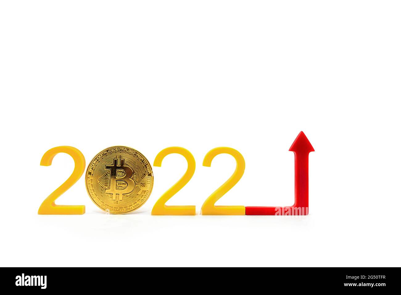 Prix de la crypto-monnaie. Fluctuations et prévisions du taux de crypto- monnaie. La pièce en bitcoin sur le tableau des prix pointe vers le haut.  Sur fond noir, copier Photo Stock - Alamy