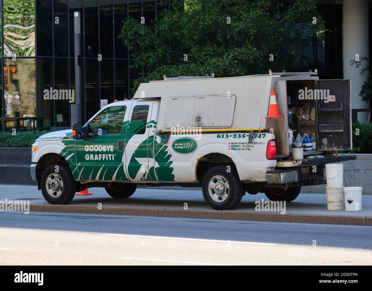 Au revoir chariot de la compagnie de graffitis sur le site d'un acte de vandalisme. Ottawa, canada. 24 juin 2021. Banque D'Images