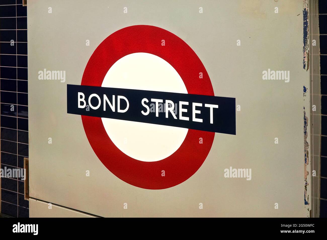 Londres, Royaume-Uni - 01 février 2019 : panneau lumineux de la station de métro de la rue Bond au mur de l'arrêt de métro. Traditionnel rouge, blanc et bleu des Banque D'Images