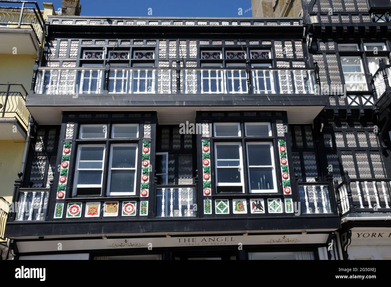 Détail de la façade du restaurant Angel sur l'Embankment dans la ville de Dartmouth, dans le sud du Devon.Il est à côté de York House, qui date de 1893. Banque D'Images