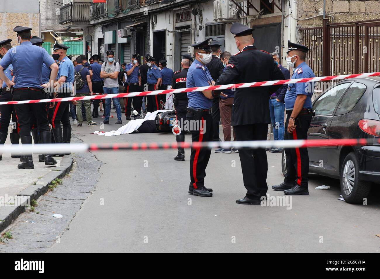 Naples, ITALIE. 23 juin 2021. 24/06/2021 Napoli, pochi minuti prima di mezzogiorno, in via Teano a Piscinola, stato assassinato a colpi dÃarma da fuoco un uomo di trentÃanni, Antonio Avolio crédit: Fabio Sasso/ZUMA Wire/Alay Live News Banque D'Images