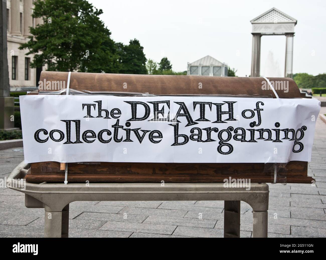 Un panneau sur un cercueil lors d'un rassemblement disant la mort de la négociation collective Banque D'Images