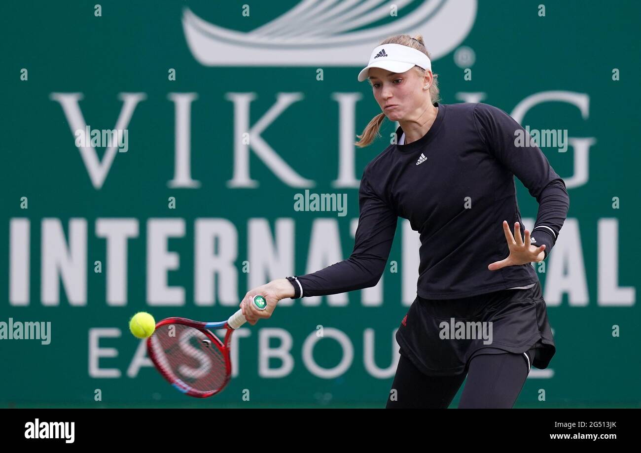 Elena Rybakina, du Kazakhstan, en action contre Anastasija Sevastova, en Lettonie, au cours de la sixième journée de l'internationale Viking au parc Devonshire, à Eastbourne. Date de la photo: Jeudi 24 juin 2021. Banque D'Images