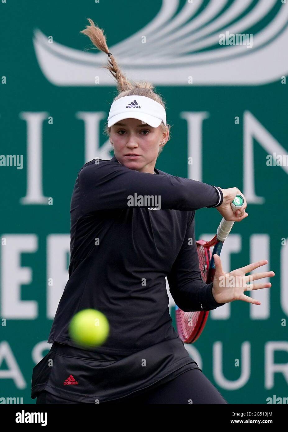 Elena Rybakina, du Kazakhstan, en action contre Anastasija Sevastova, en Lettonie, au cours de la sixième journée de l'internationale Viking au parc Devonshire, à Eastbourne. Date de la photo: Jeudi 24 juin 2021. Banque D'Images