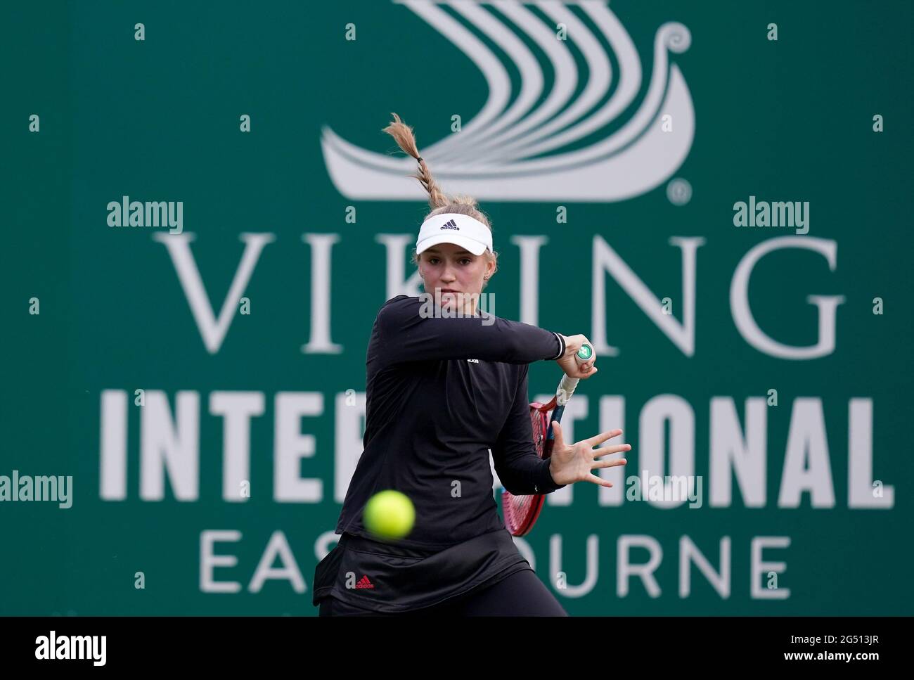 Elena Rybakina, du Kazakhstan, en action contre Anastasija Sevastova, en Lettonie, au cours de la sixième journée de l'internationale Viking au parc Devonshire, à Eastbourne. Date de la photo: Jeudi 24 juin 2021. Banque D'Images