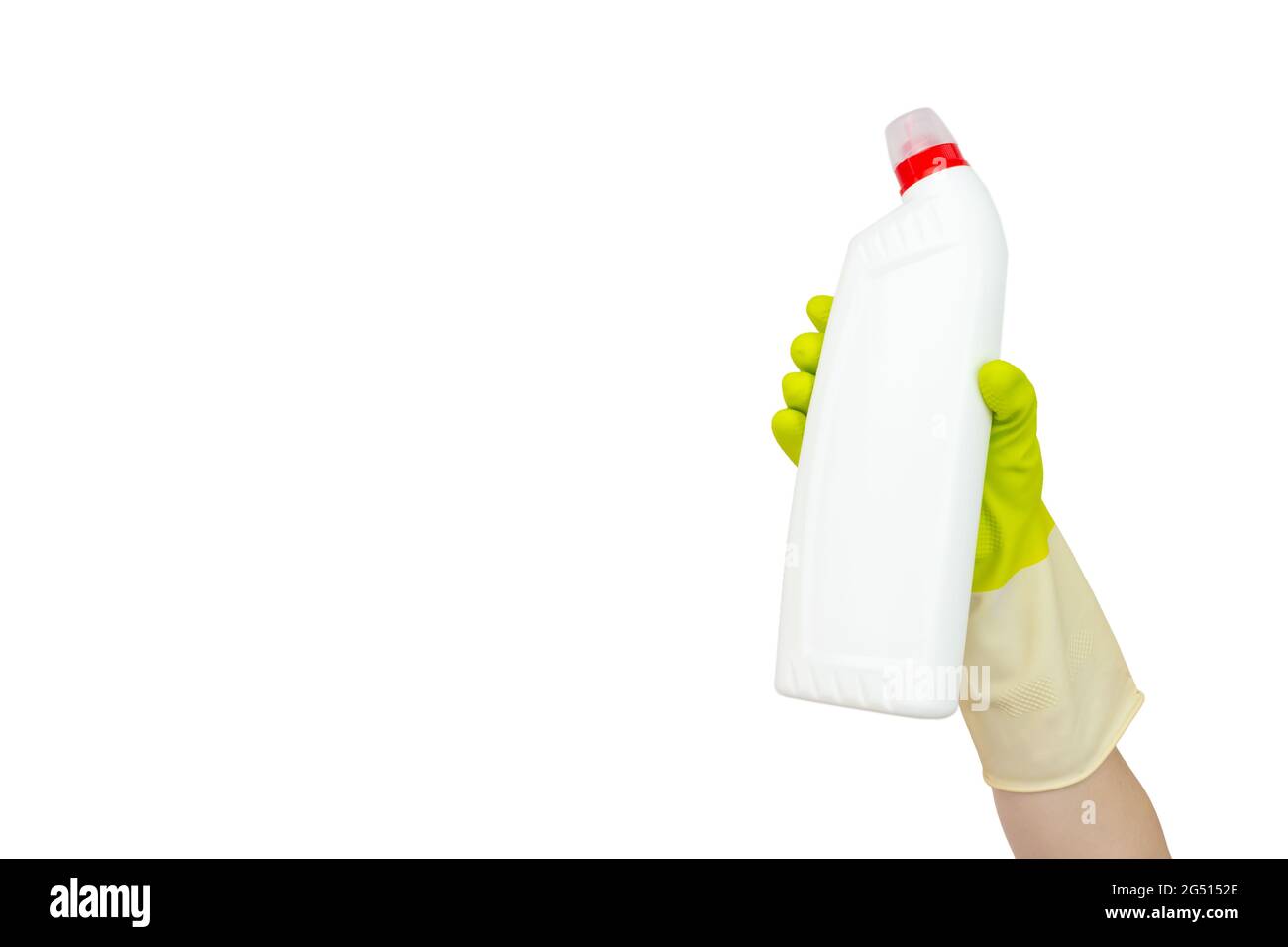 Concept de nettoyage de ressort. Vue de dessus de la main dans des gants en caoutchouc jaune tenant une bouteille blanche avec un détergent liquide. Concept de fournitures de nettoyage. Désinfection Banque D'Images