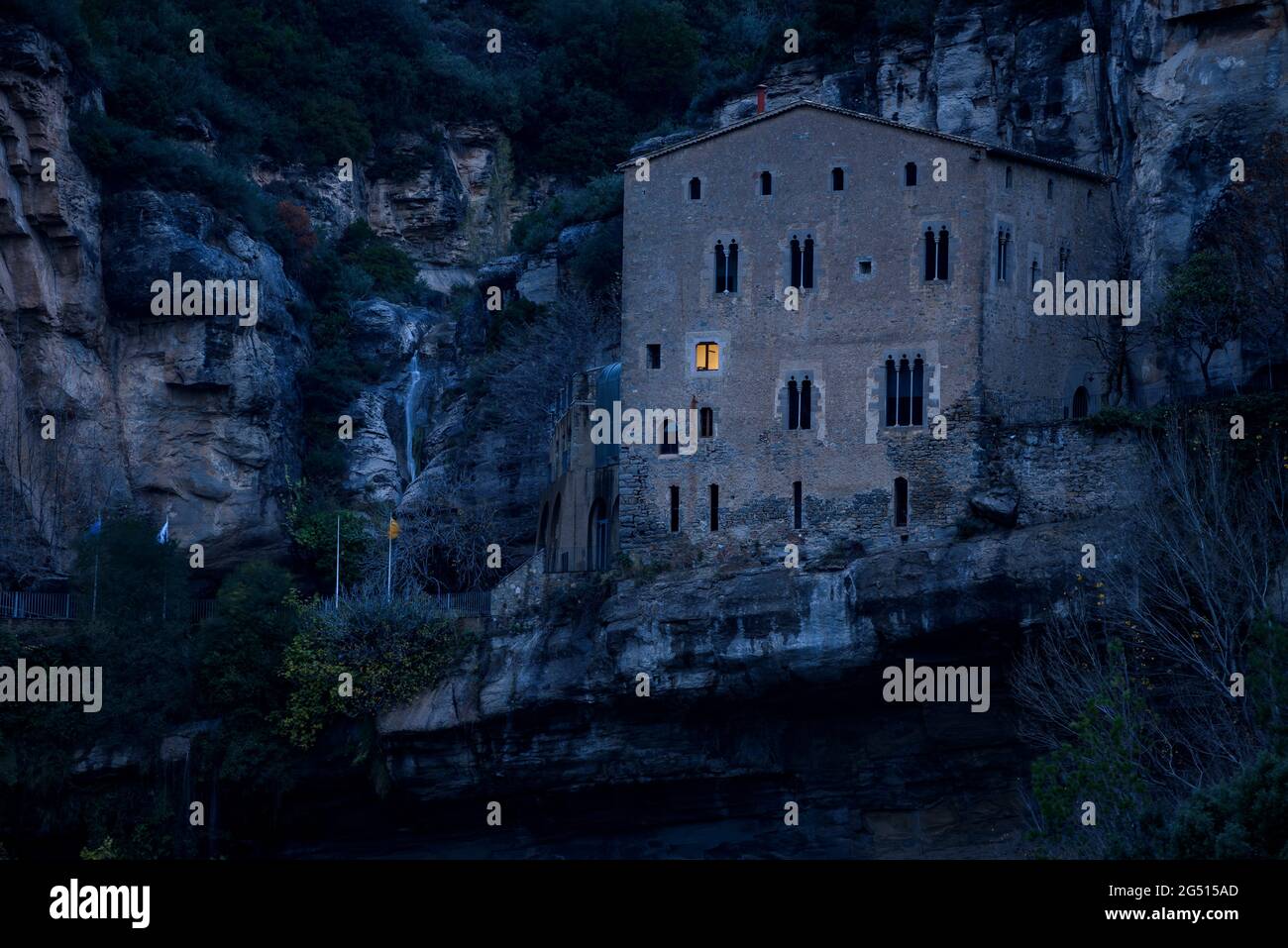 Maison du Prieuré de Sant Miquel del Fai à l'heure bleue de la nuit (Vallès Oriental, Barcelone, Catalogne, Espagne) ESP: Casa Prioral de Sant Miquel del Fai Banque D'Images