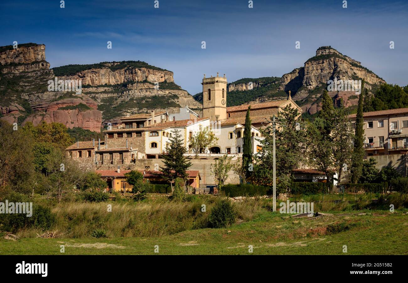 Riells del Fai village avec les falaises de Cingles de Bertí en arrière-plan (Vallès Oriental, Barcelone, Catalogne, Espagne) Banque D'Images