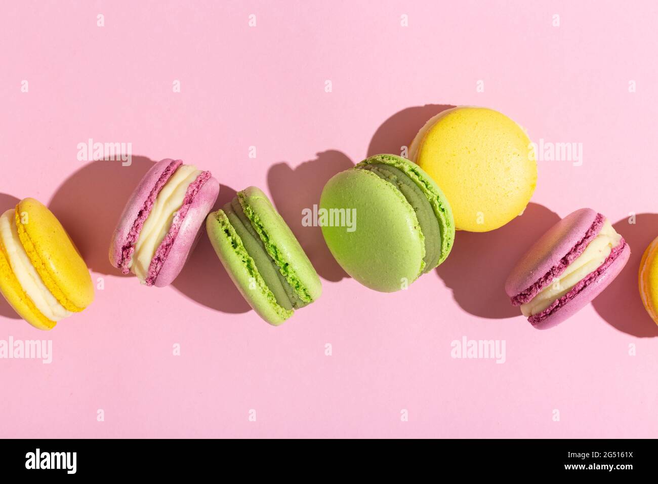 Macarons français doux et colorés ou ombre sombre de macaron Banque D'Images