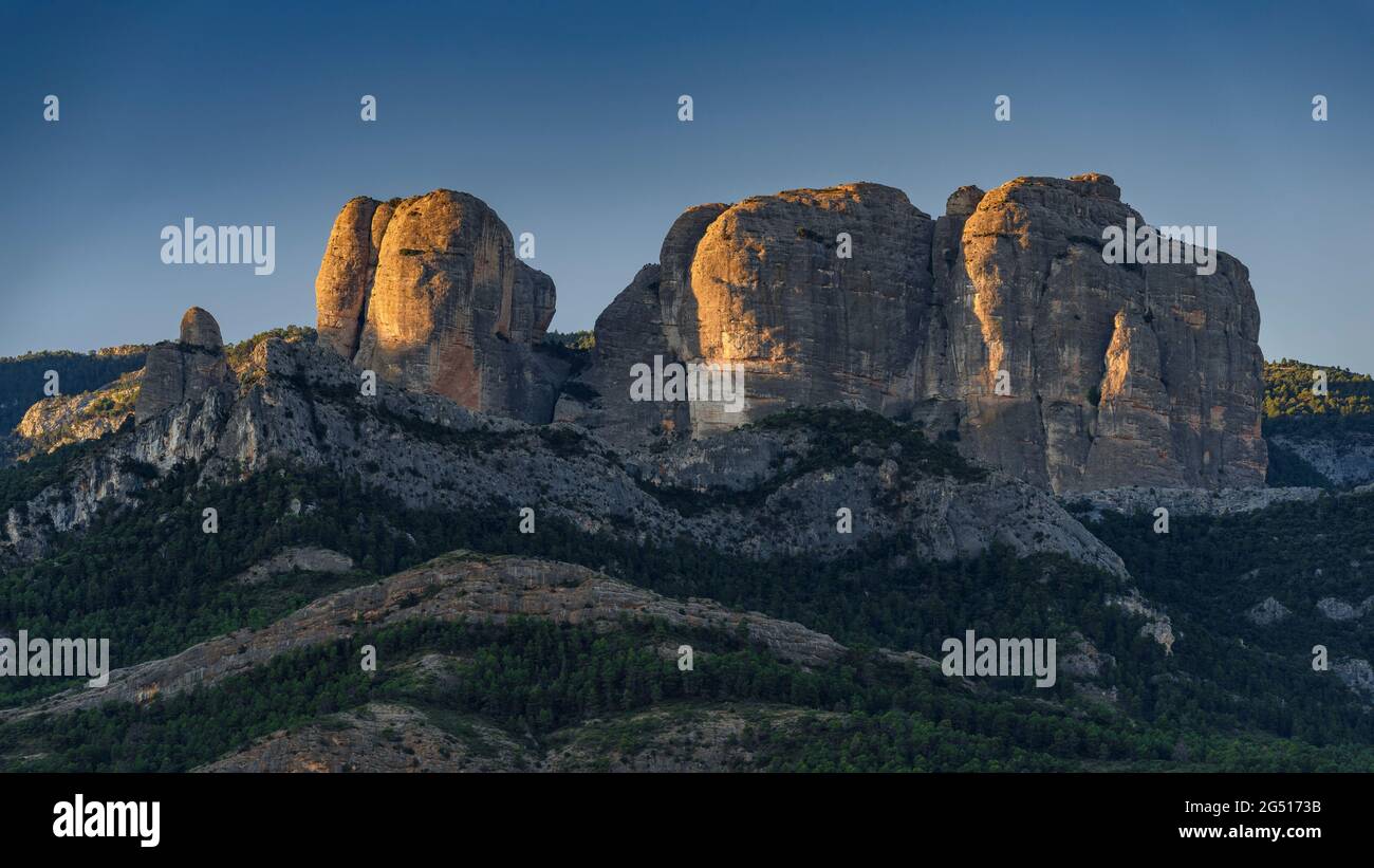 Lever de soleil sur les rochers de Roques de Benet, vu de près de Horta de Sant Joan (Terra Alta, Tarragone, Catalogne, Espagne) Banque D'Images