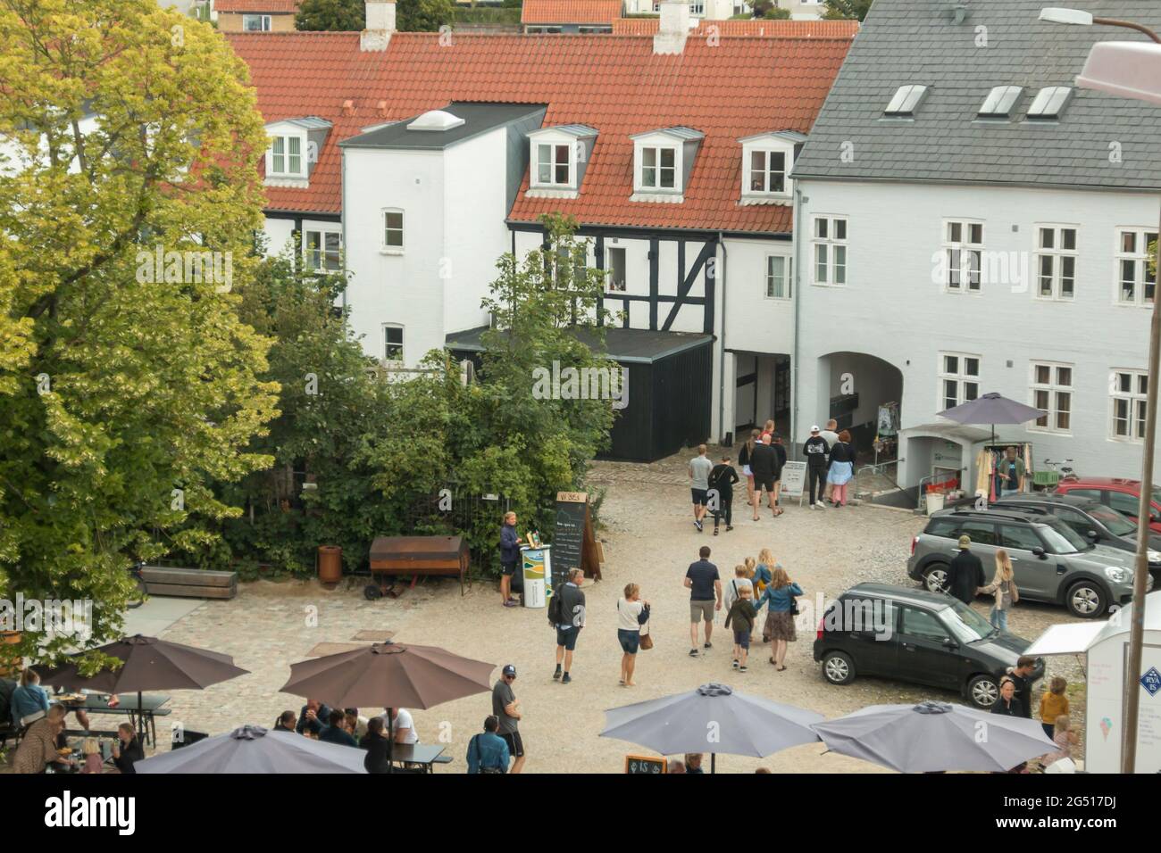 Ebeltoft, Danemark - 20 juillet 2020 : l'ancienne usine de malt s'est transformée en une maison de culture, des gens autour de la maison de culture d'Ebeltoft Banque D'Images