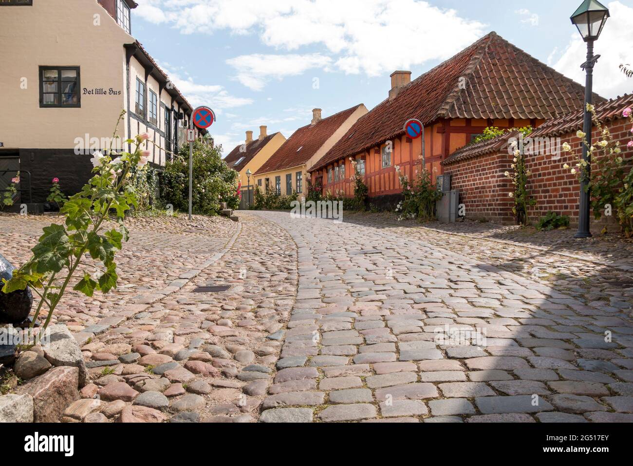 Ebeltoft, Danemark - 20 juillet 2020 : vieille rue aux pavés, maisons anciennes Banque D'Images