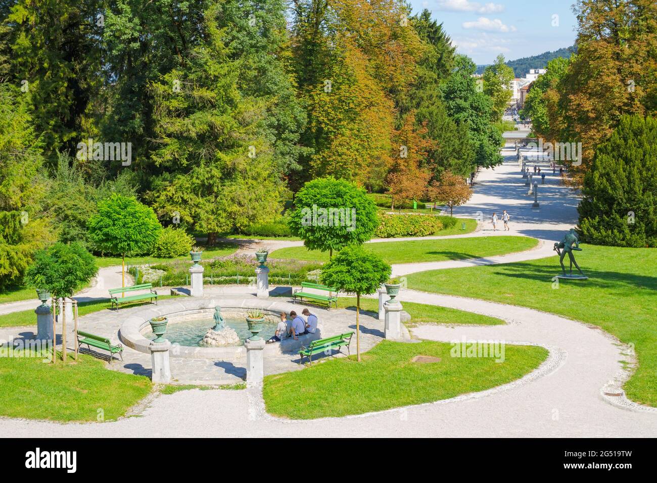 Ljubljana, Slovénie - 16 août 2018 : une fontaine baroque au bout de la promenade Jakopič, en face du château de Tivoli, dans le parc Tivoli Banque D'Images