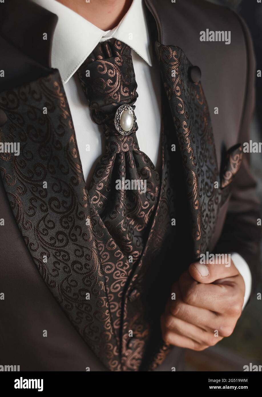 Luxueux moderne et cher costume de mariage marron pour hommes avec un motif  abstrait et des perles sur une cravate avec une chemise blanche Photo Stock  - Alamy