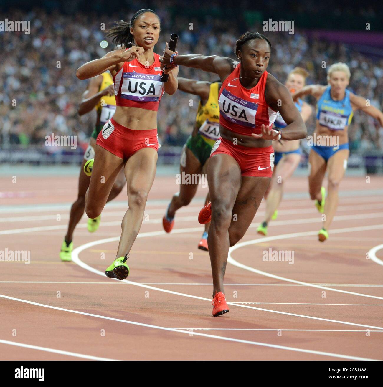 Allyson Felix & Lauren Williams, aux États-Unis, remporte l'or dans le 4x100m féminin au stade olympique le 10 août 2012 Banque D'Images