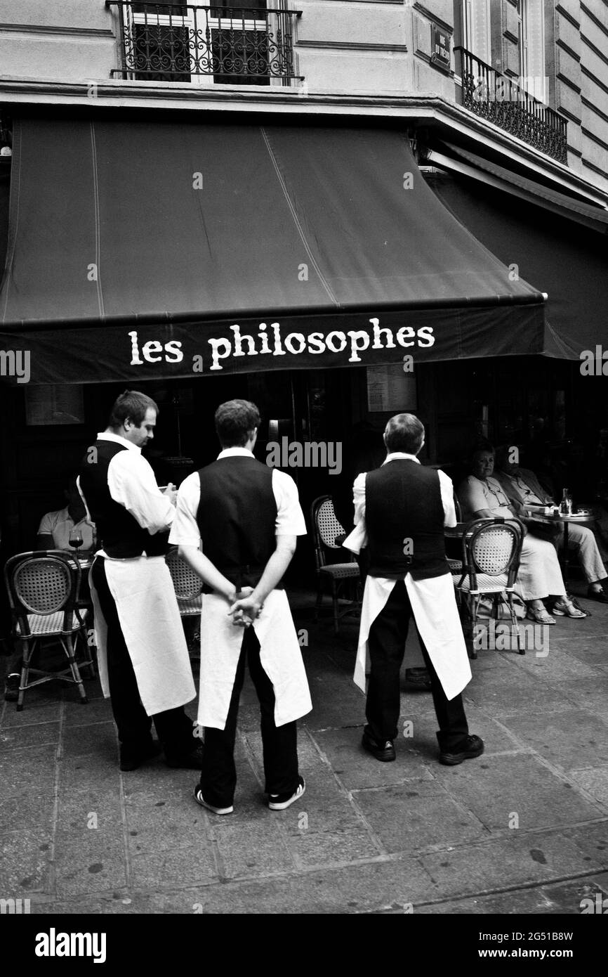 Trois serveurs à l'extérieur des Philosophes, un bistro dans le quartier du Marais, à Paris. Banque D'Images
