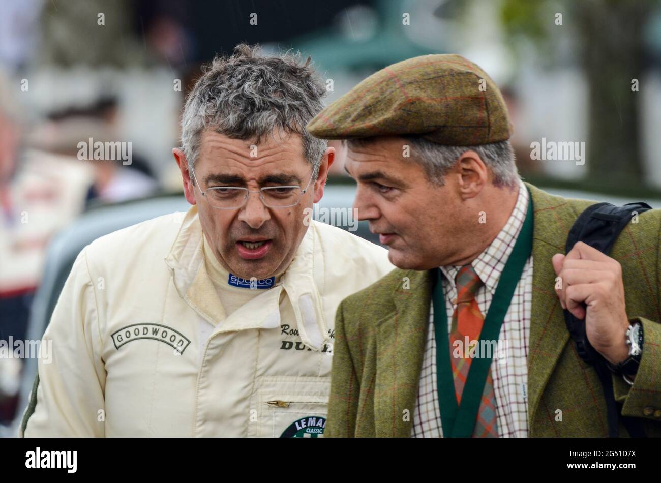 Rowan Atkinson est prêt à faire la course d'une voiture classique au Goodwood Revival 2012, Royaume-Uni. Acteur, comédien, célébrité se préparant à conduire une voiture de course vintage Banque D'Images