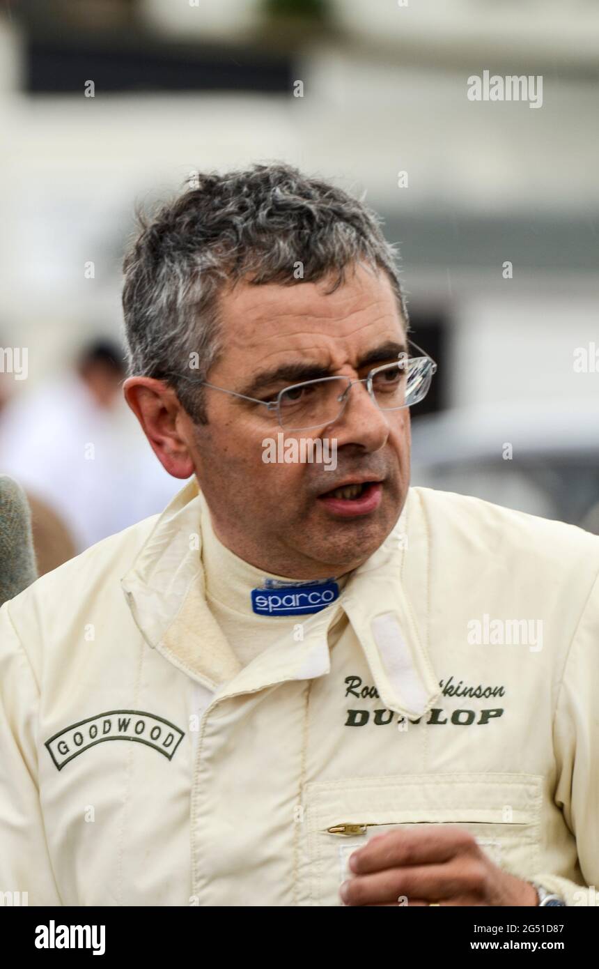 Rowan Atkinson est prêt à faire la course d'une voiture classique au Goodwood Revival 2012, Royaume-Uni. Acteur, comédien, célébrité se préparant à conduire une voiture de course vintage Banque D'Images