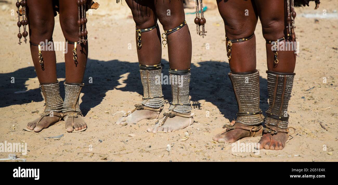 Jambes et pieds du peuple tribal Himba, Damaraland, Namibie, Afrique Banque D'Images