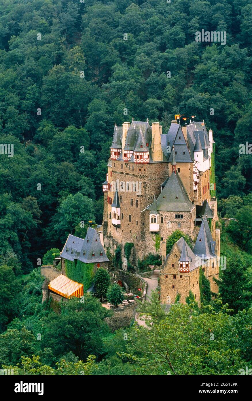 Extérieur du château d'Eltz entouré de forêt, Wierschem, Rhénanie-Palatinat, Allemagne Banque D'Images