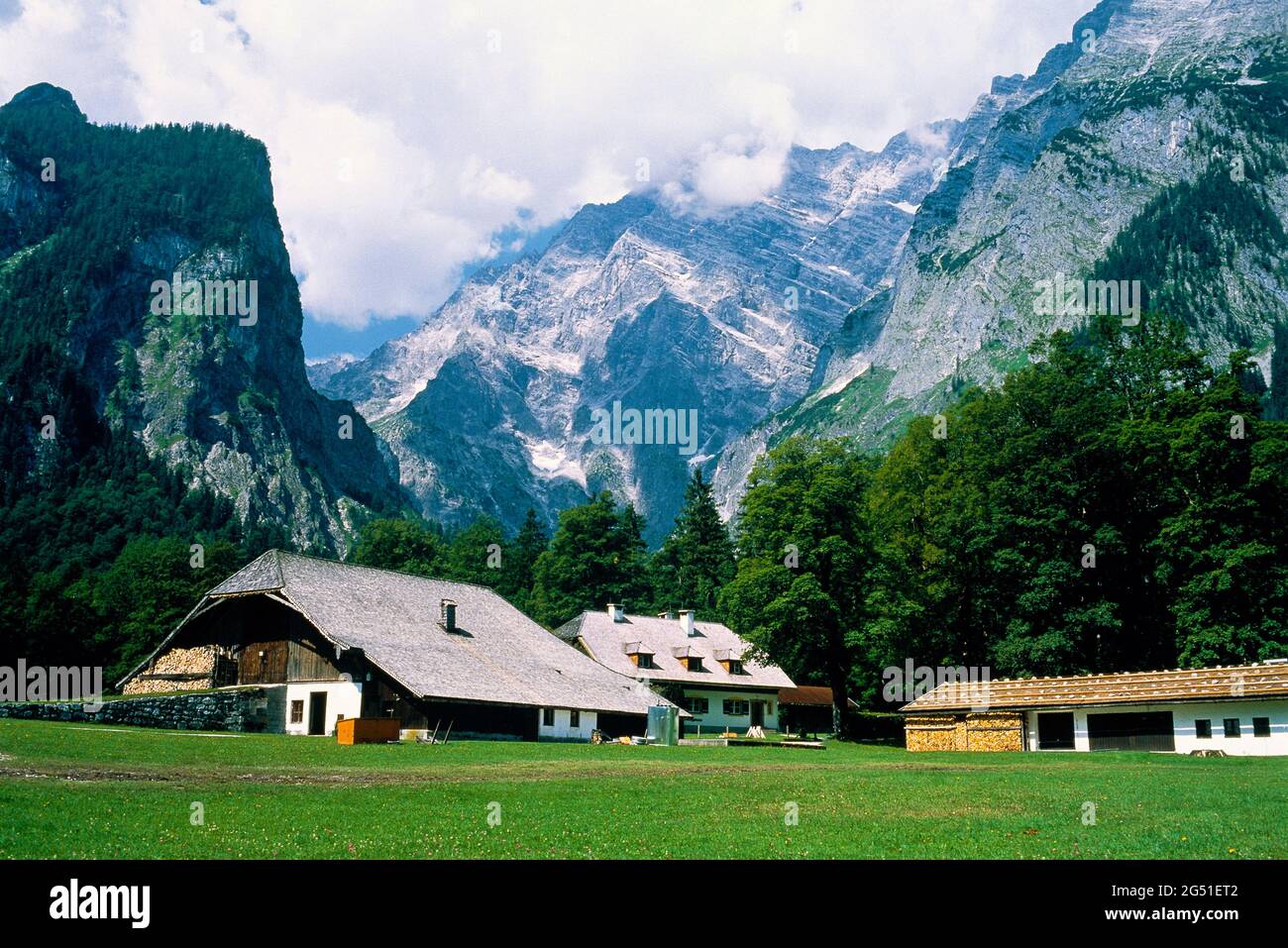 Bâtiments agricoles et montagnes en arrière-plan, Bavière, Allemagne Banque D'Images