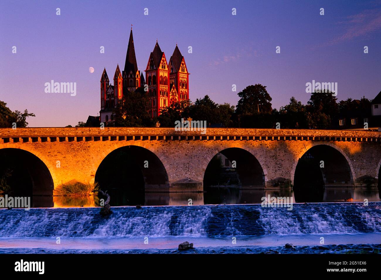 Pont d'arche sur la rivière Lahn au coucher du soleil, Limburg an der Lahn, Hesse, Allemagne Banque D'Images