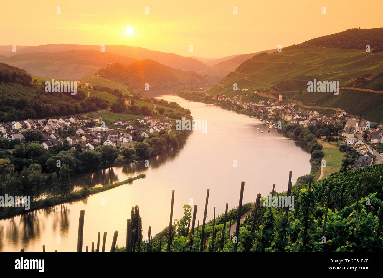 Ville de Zell et rivière Mosel au coucher du soleil, Rhénanie-Palatinat, Allemagne Banque D'Images