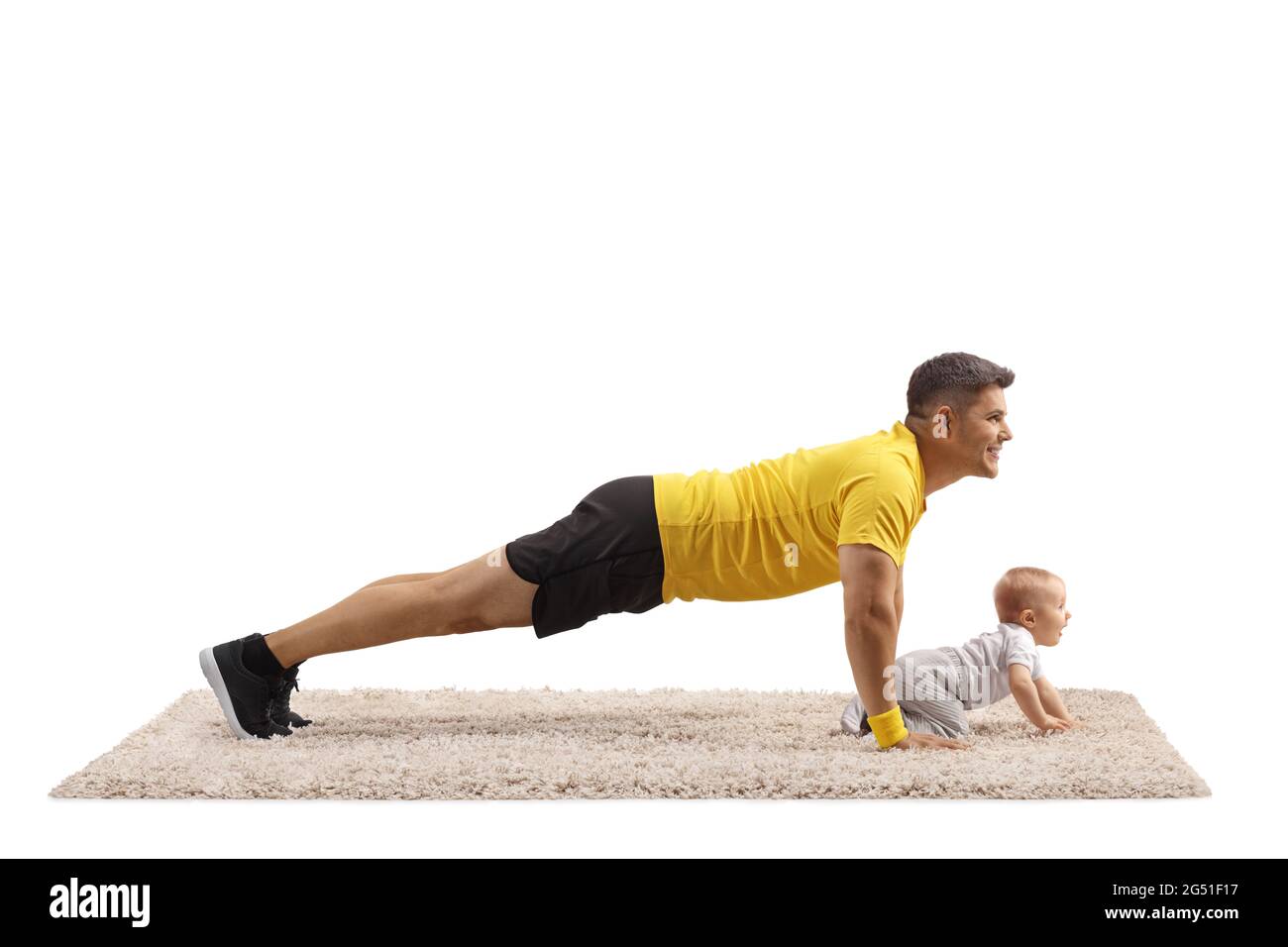 Père exerçant des poussettes et bébé rampant sur un tapis isolé sur fond blanc Banque D'Images